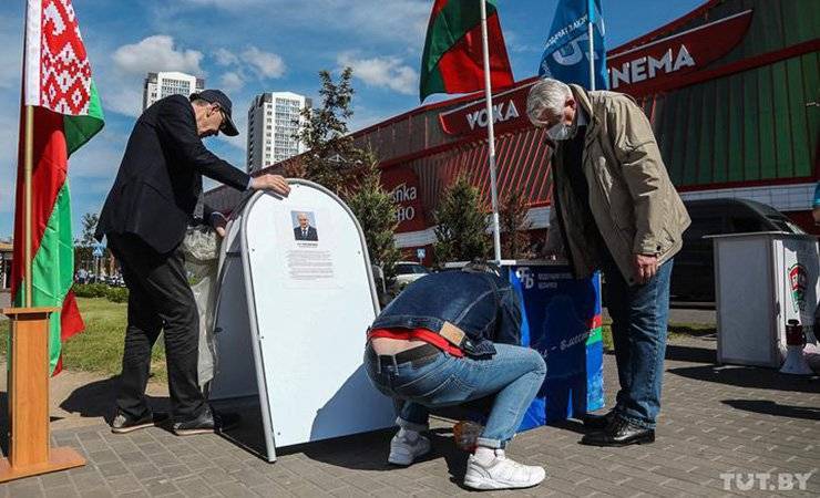«Очередь в 16.20 придет?» В Минске появился первый пикет по сбору подписей за Лукашенко, и это получилось оригинально