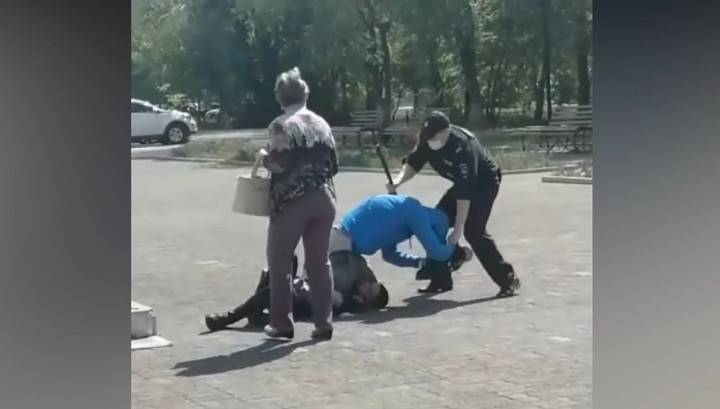 Полицейские избили дубинкой прохожего без маски в Магнитогорске