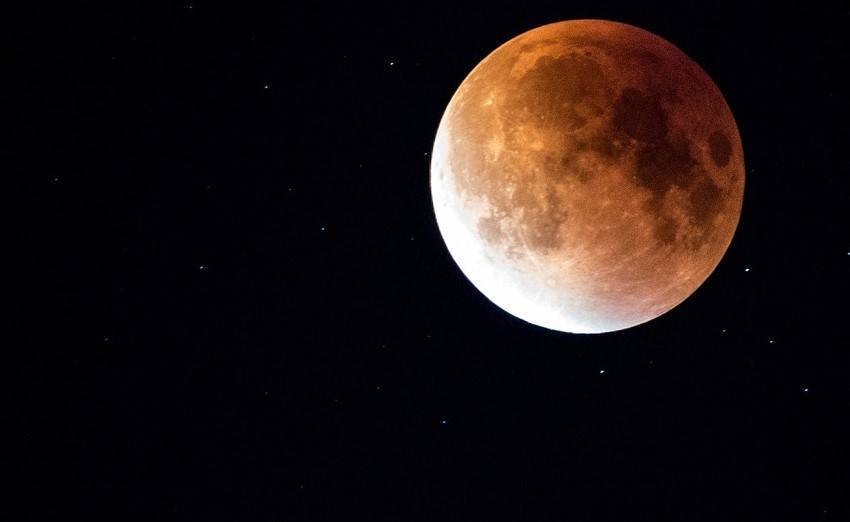 Сегодня вечером жители Земли смогут наблюдать полутеневое лунное затмение
