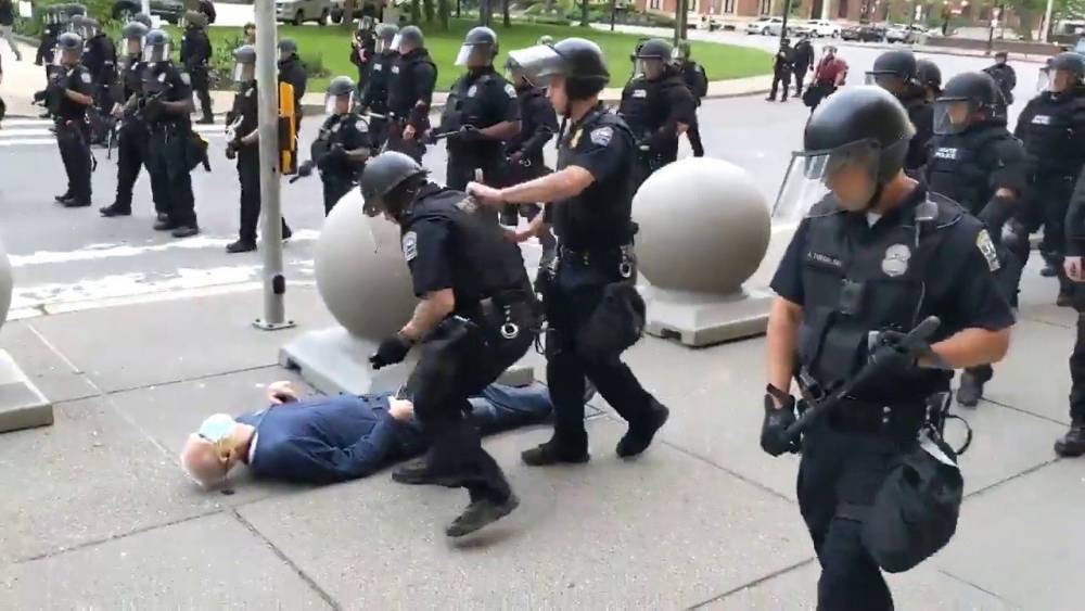 Не учатся на ошибках: в США копы сбили с ног дедушку во время протестов – видео