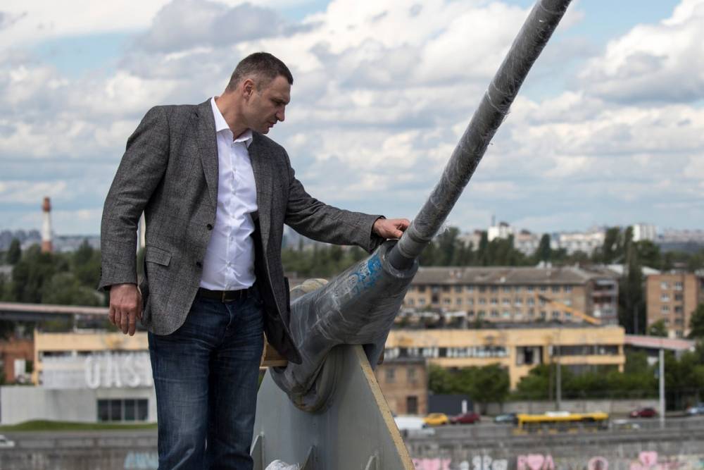 Виталий Кличко показал как строят Подольско-Воскресенский мост и опять пообещал открыть его для автомобилей до конца года [видео]