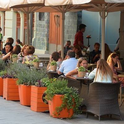 Около 200 летних кафе и ресторанов возобновят работу в Сочи после снятия всех ограничений