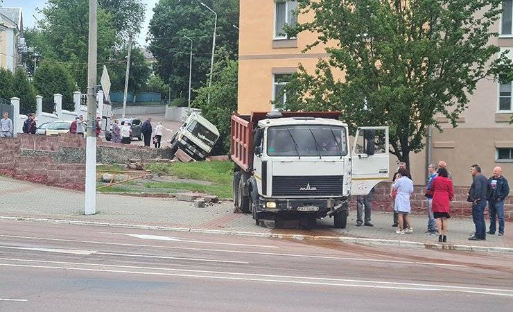 В Мозыре водитель МАЗа умер за рулем во время съезда по спуску, это спровоцировало серьезное ДТП — фото, видео