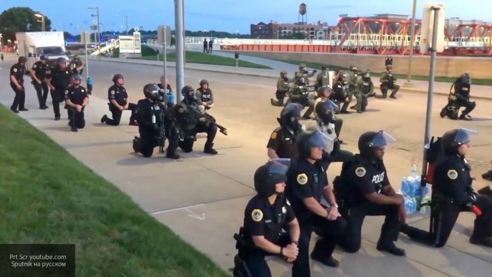Бывший американский коп объяснил преклонение колена полицейскими перед толпой