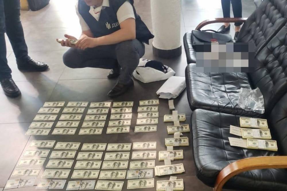 В Киеве задержан прокурор местной прокуратуры во время получения 100 000 долларов США