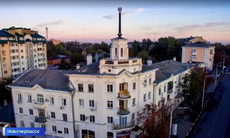 Визитная карточка города: в Новочеркасске начали ремонт дома со шпилем