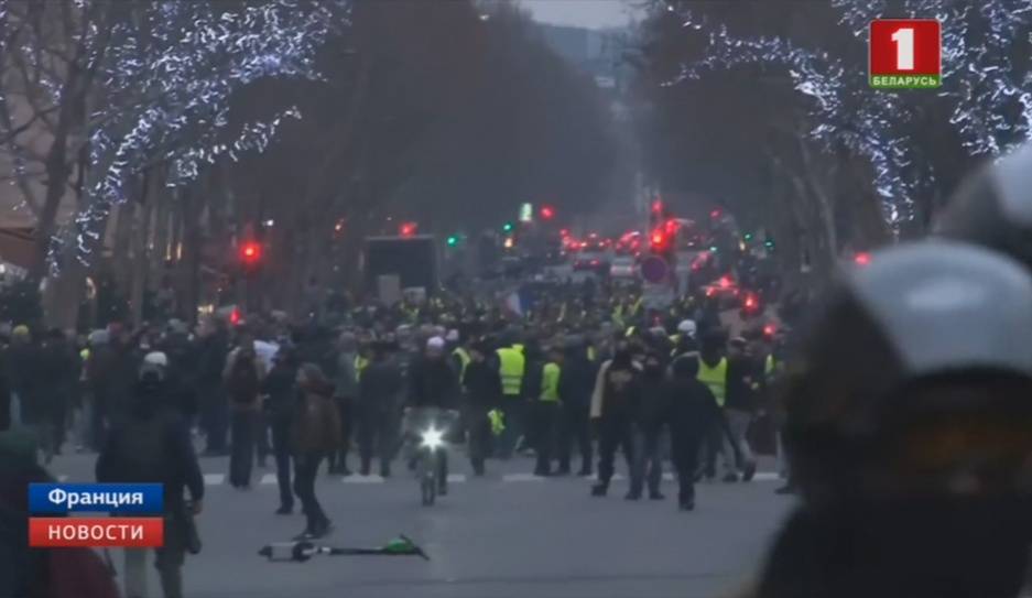 Первый в новом году протест "желтых жилетов" привел к новым беспорядкам во Франции