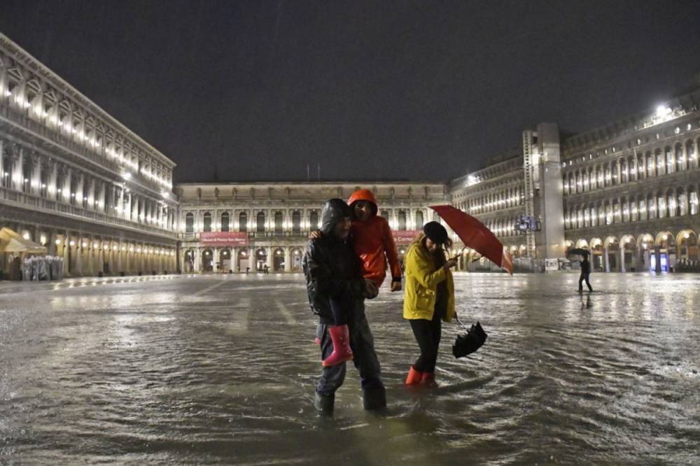 Венецию снова затопило: уровень воды - выше метра