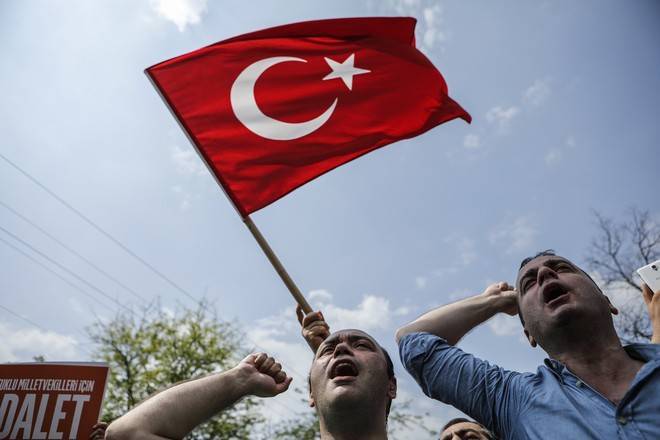 Турецкого журналиста приговорили к году тюрьмы за критику государственного СМИ