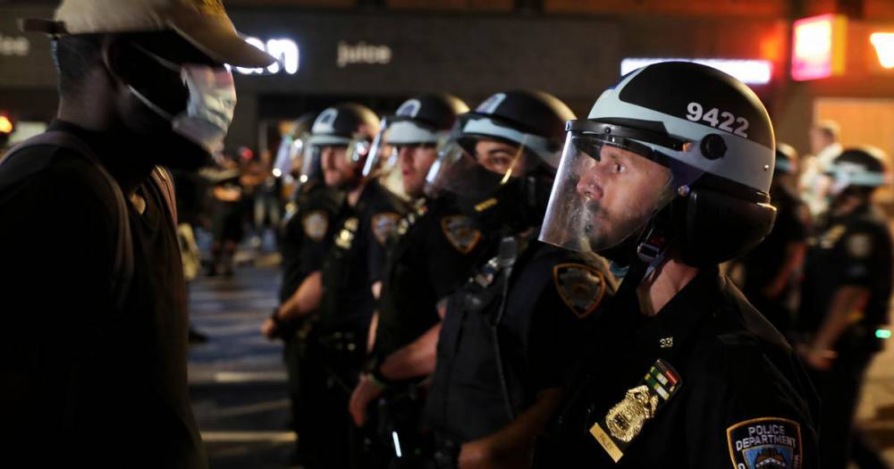 Полицейским Миннеаполиса запретили использовать удушающие приемы
