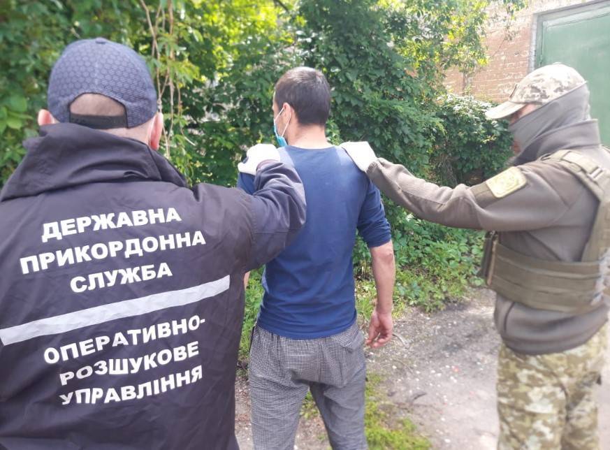 В районе проведения ООС пограничники задержали наемника РФ