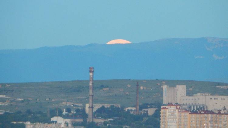 Восход "клубничной" Луны над Крымскими горами - фото
