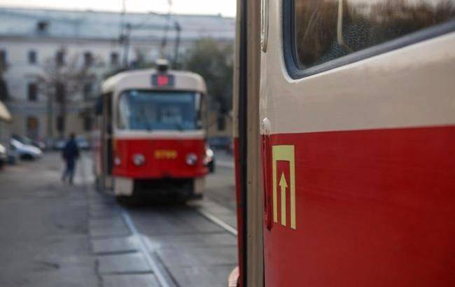 Попросил надеть маску: в Киеве разъяренные пассажиры избили водителя трамвая
