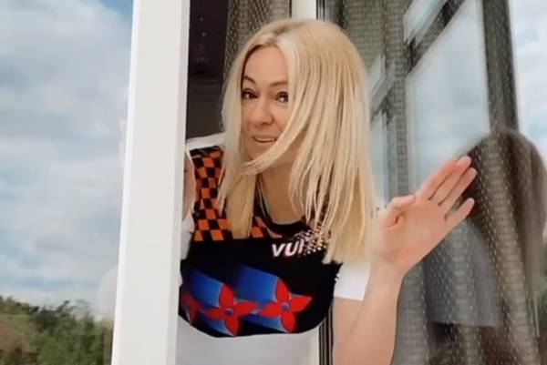 Рудковская показала шуточное видео с Плющенко на тему бизнеса