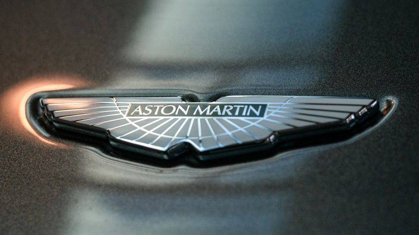 Водитель на люксовом Aston Martin встретился с препятствием на Новом Арбате