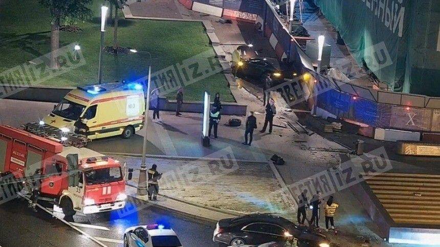 Уличная камера зафиксировала момент пролета Astin Martin по тротуару в Москве