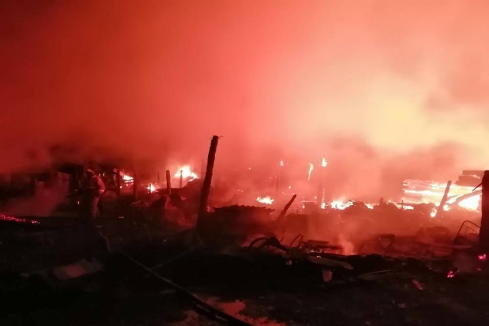 МЧС опубликовали кадры сгоревшего под Иркутском частного дома