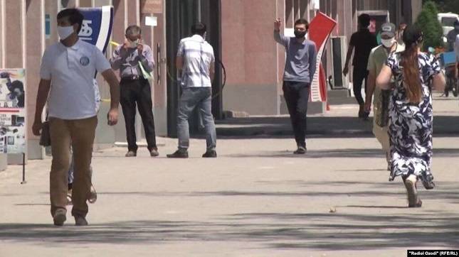 Жители Таджикистана все реже носят маски: власти уверяют, что эпидемия идет на спад