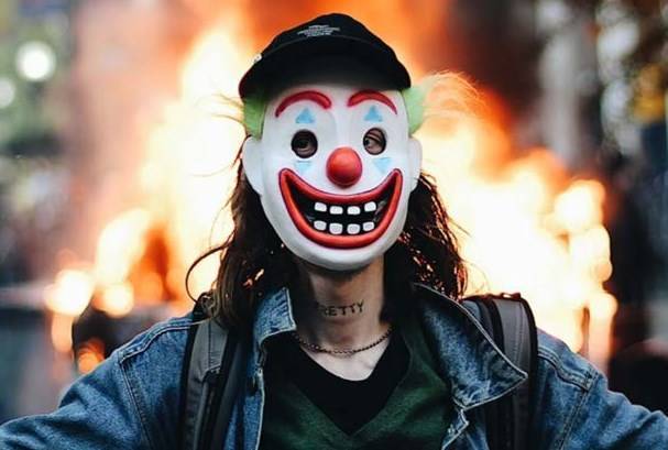 Мужчину в маске Джокера обвинили в поджоге полицейской машины во время акции протеста в Чикаго