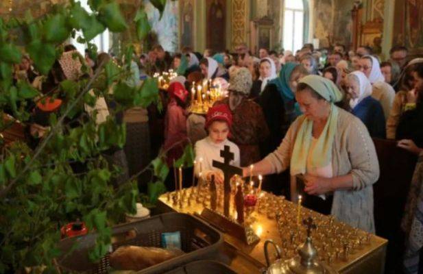 Троицкая суббота: Православные отмечают день поминовения усопших