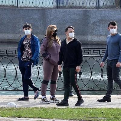 Глава Минздрава призвал россиян продолжать носить маски