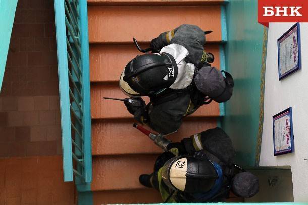 В Инте пожарным пришлось тушить балкон из-за неосторожного курильщика