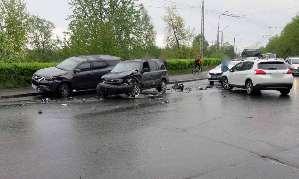 В Петрозаводске три автомобиля жестко столкнулись на сложном перекрестке