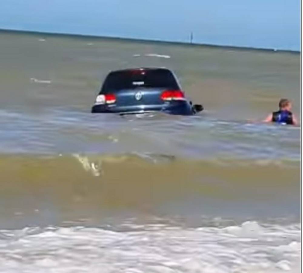 Машина-амфибия: горе-водитель пытался спасти унесенное морем авто – видео