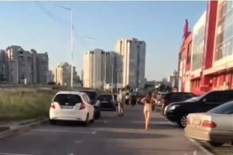 В Киеве абсолютно голая девушка ходила по улице