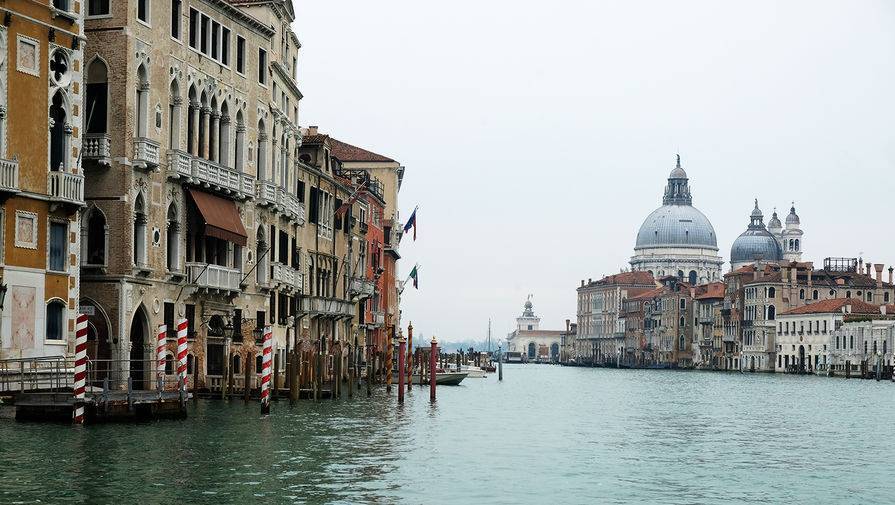 Двух туристов оштрафовали и выгнали из Венеции за купание Гранд-канале