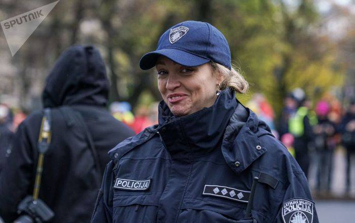 Модные и современные: полиция Латвии получила новую дизайнерскую форму