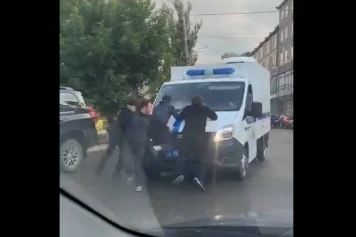 В Дагестане родня пыталась отбить у полиции мужчину, застрелившего сына