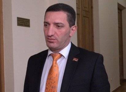 Депутат от партии «Процветающая Армения» - пресс-секретарю главы кабмина: Ты в качестве кого реагируешь на Царукяна?