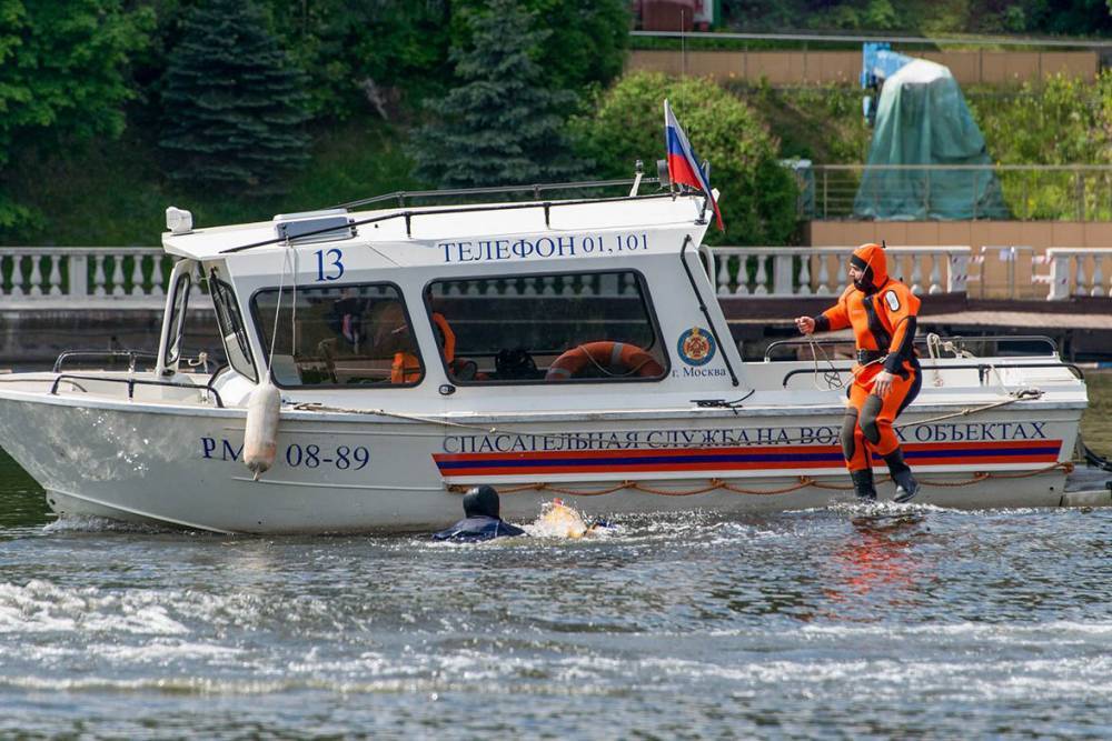 Спасатели вытащили спрыгнувшего на спор в Москву-реку мужчину