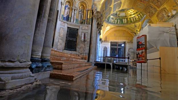 Венецию вновь затопило: фото