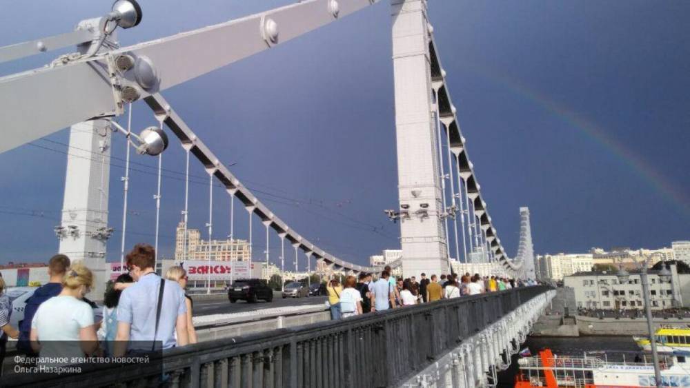 Сотрудники МЧС выловили из воды мужчину, упавшего с Крымского моста в Москве