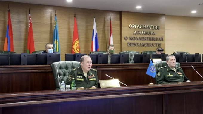 Военнослужащие ЗВО ежедневно дезинфицируют площадки подготовки к Параду Победы в Петербурге