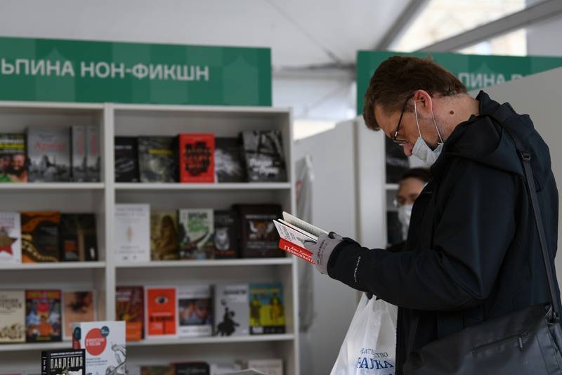 На безопасном расстоянии: как проходит книжный фестиваль в Москве