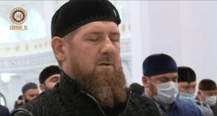 Жителей Чечни возмутило нарушение Кадыровым масочного режима в мечети