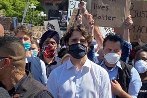 Премьер Канады Джастин Трюдо принял участие в марше против насилия пролиции и расизма