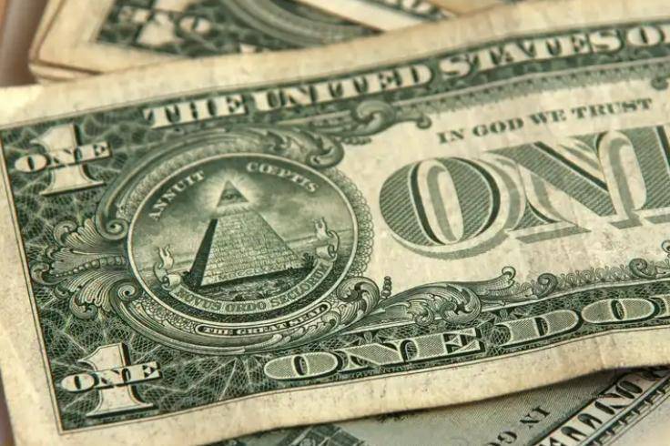Аналитик объяснил, почему многие страны начали избавляться от доллара