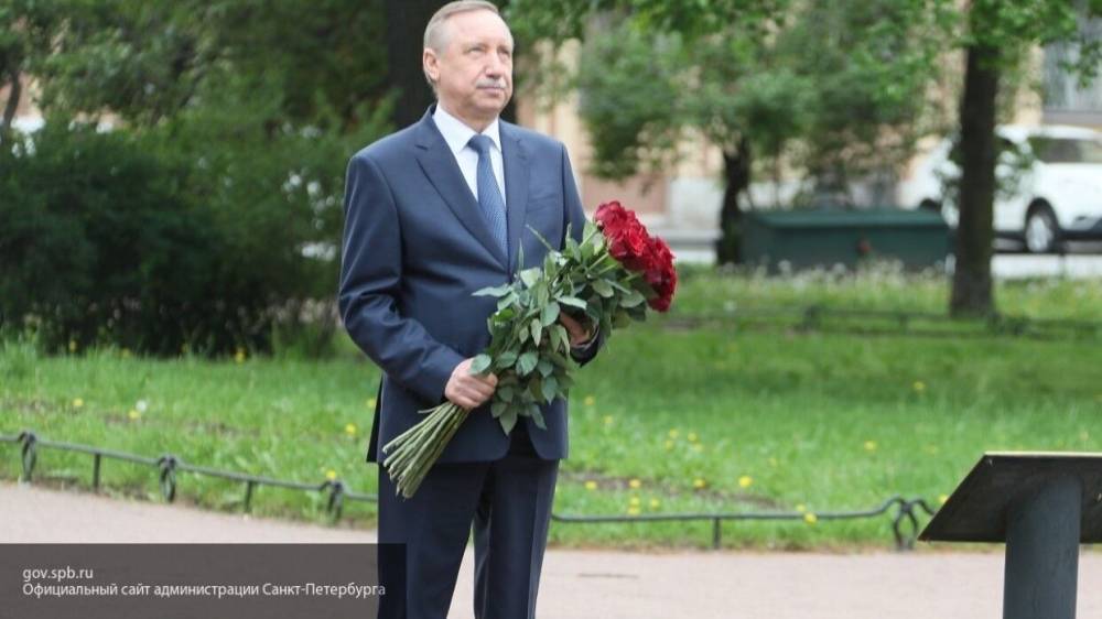 Глава Петербурга возложил цветы к памятнику Пушкина в День рождения поэта