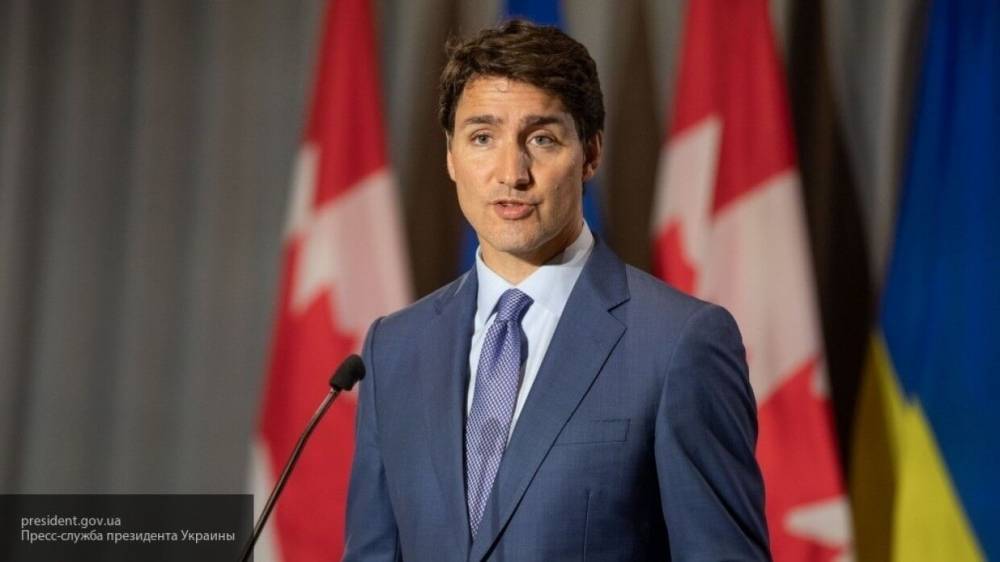 Премьер Канады встал на колени в поддержку участников беспорядков в США