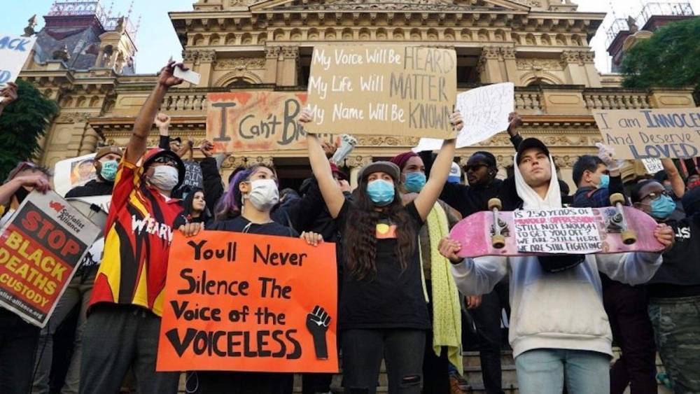 Протесты против расизма добрались до Австралии: фото, видео