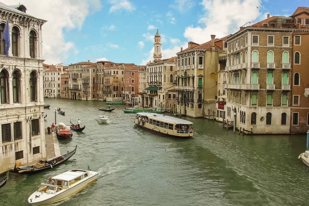 Туристов оштрафовали и выгнали из Венеции за купание в Гранд-канале