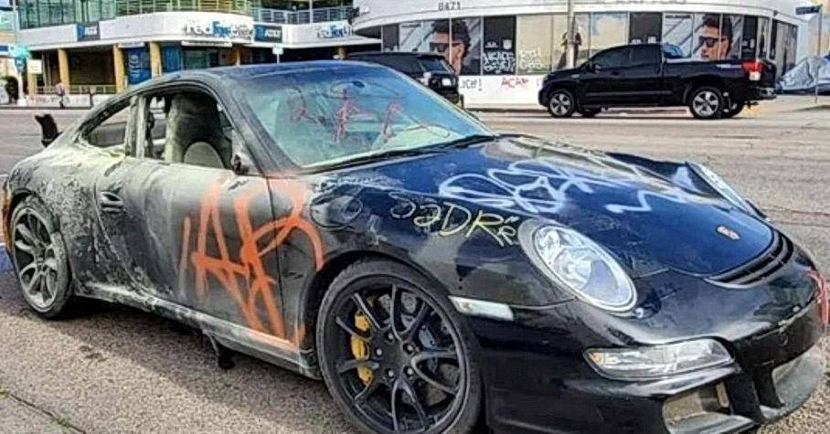 Видео: в США мародеры обезобразили редкий суперкар Porsche