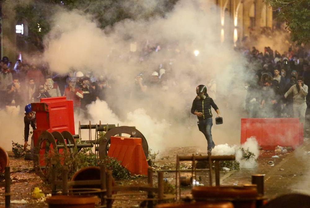 В Бейруте полиция применила слезоточивый газ против демонстрантов