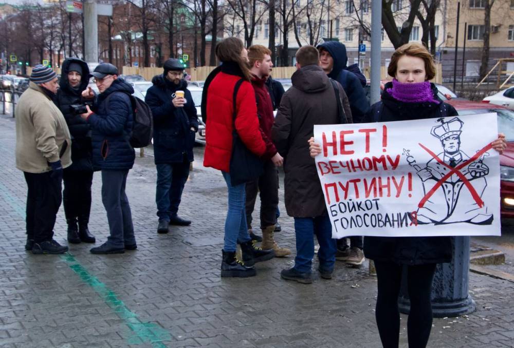 В Петербурге начались задержания за одиночные пикеты против «вечного правления Путина»