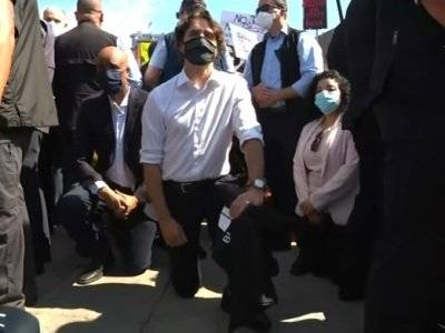 Джастин Трюдо преклонил колено в память о Джордже Флойде во время демонстрации в Оттаве