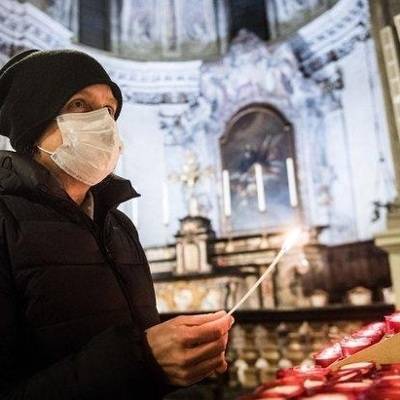 В РПЦ надеются, что прихожане будут приходить в храм только в масках